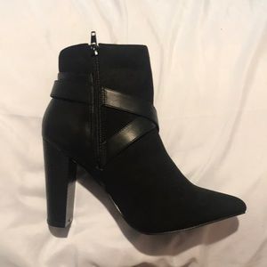 Shoe dazzle black boots